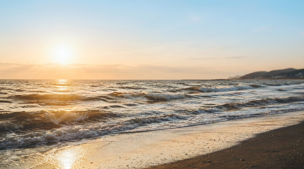 夕日が沈む海と、打ち寄せる波
