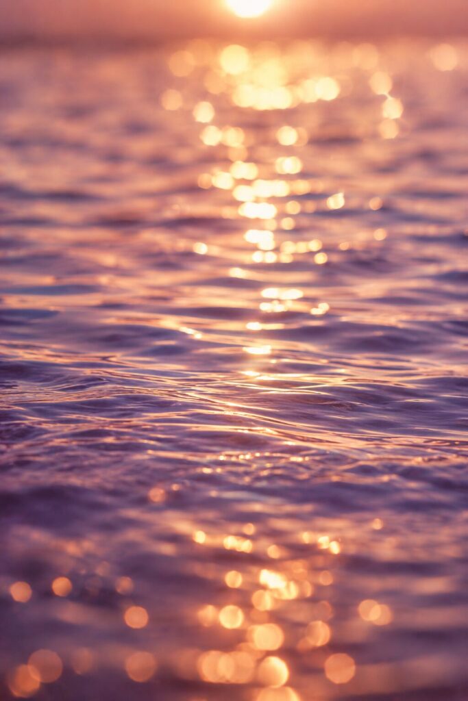 夕日にきらめく、紫色の波の水面